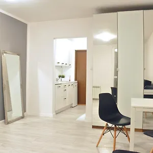 And Comfy Close To Old Town And Metro. Apartament