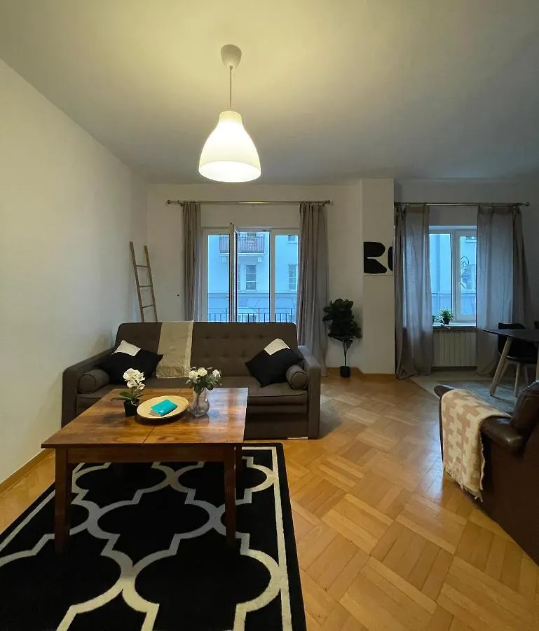 Apartment 11 Warszawa 0*,  Polska